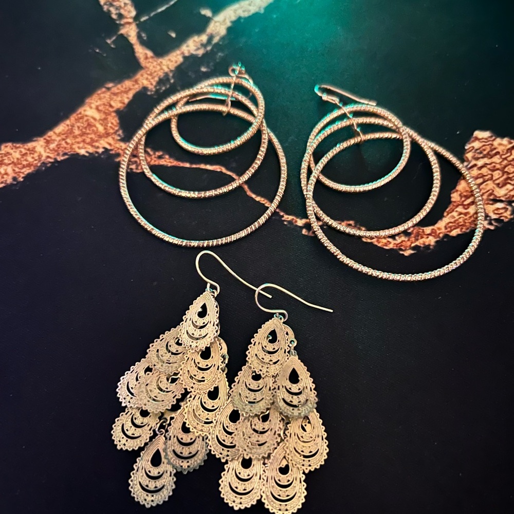 Set of two pairs dangle earrings in gold tone aprox 2โโ long